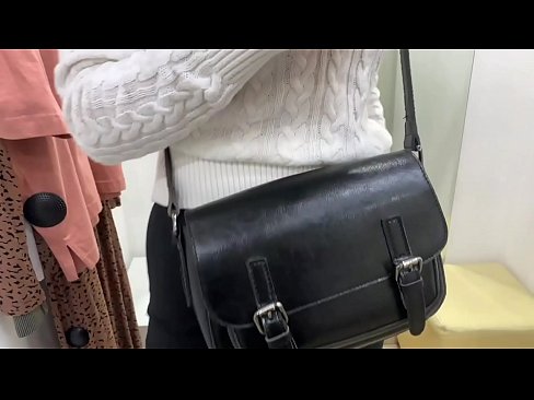 ❤️ Јавна мастурбација на младата кучка FeralBerry со дилдо во фитинг просторијата Ебате на mk.virtsextor.ru ❤
